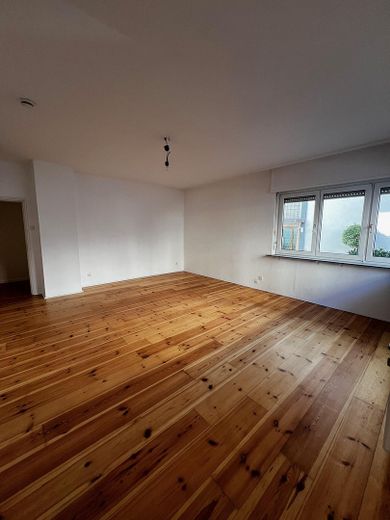 3 Zimmer Wohnung mit Einbauküche, saniertem Badezimmer und sep. WC – Wohn- Essbereich