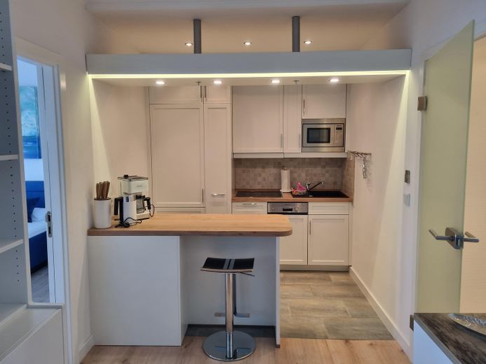 Deniz manzaralı! Plaja ve merkeze yakın, tamamen yenilenmiş üst düzey daire, 75 m², 2 oda – Küche