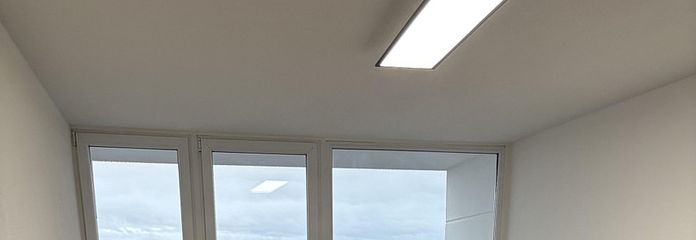 Wohnzimmer mit Balkonzugang