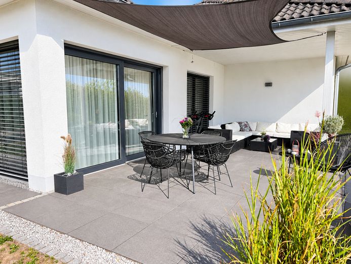 Winkelbungalow mit Sonnenterrasse und großzügigem Wohnambiente – Terrasse 3