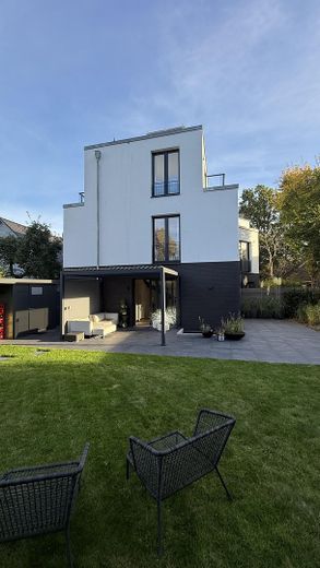 Modernes Endhaus am Brabandkanal - großer Privatgarten, Wärmepumpe und Spa – Hausansicht Gartenseite