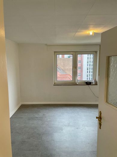 Renovierte 2,5-Raum-Penthouse-Wohnung mit Balkon in Kaiserslautern – Wohnküche