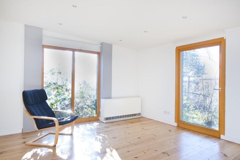 Haus im Bungalowstil als Fertigbau mit Pool, Nebengelass und großem Grundstück – Raum im Nebengebäude
