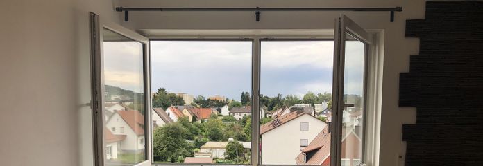 Vermietete, modernisierte 4,5-Zimmer-Wohnung mit Balkon und EBK in Landshut – Wohnzimmer