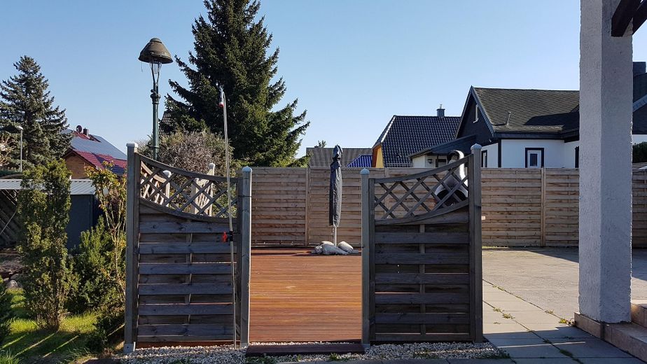 Terrasse mit seitlichem Schutz