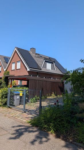 Family idyll in a quiet location (house no commission, energy class A) – Seitenansicht mit PV