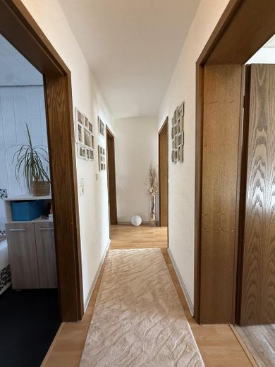 ***Curata casa bifamiliare ai margini del centro abitato di Illerberg*** – Flur OG