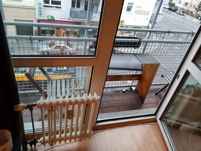 Zentral gelegene, gepflegte 3,5-Zimmer-Wohnung mit EBK in Karlsruhe – Balkon Wohnzimmer