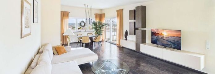 Ático con terraza en la azotea envolvente, sauna, garaje y elegante cocina equipada en Bad Kreuznach