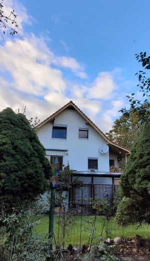 Freistehendes Einfamilienhaus mit Photovoltaikanlage auf sonnigem Grundstück in Berlin-Wittenau – Ansicht Gartenseite