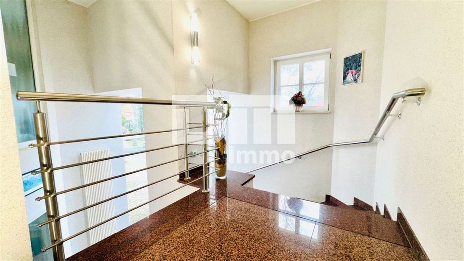 (R)eserviert!Modernisierte 1 bis 2 Familien Stadtvilla mit Maisonettewohnung in Traumlage – EG Treppenaufgang
