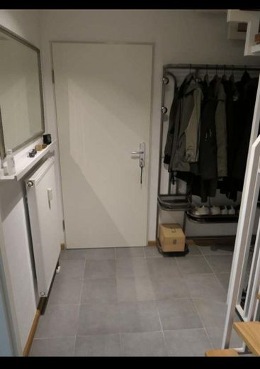 Ihr privates Zuhause in Weilheim – großzügiger Garten, stilvolles Wohnen & viel Privatsphäre – Eingang Flur UG