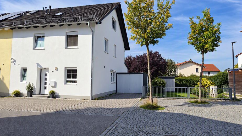 SENZA PROVVIGIONE! Ampia casa bifamiliare a Landshut-Wolfgang, su un lotto d’angolo con spazio per camper e altro. – Ansicht Ost