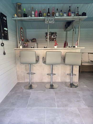 Bar im Gartenhaus