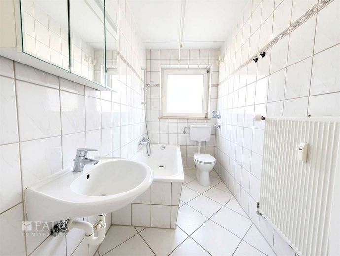 Schöne 3-Zimmer-Wohnung mit großzügigem Balkon – Bad
