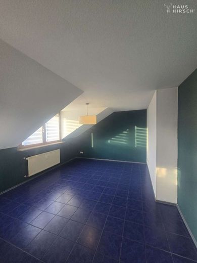 Gemütliche Dachgeschosswohnung mit Balkon und Traumblick! – Wohnzimmer