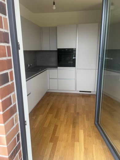 Exklusive neuwertige 3-Zimmer-Wohnung mit schönem Balkon von PRIVAT! – Einbauküche Bild 2