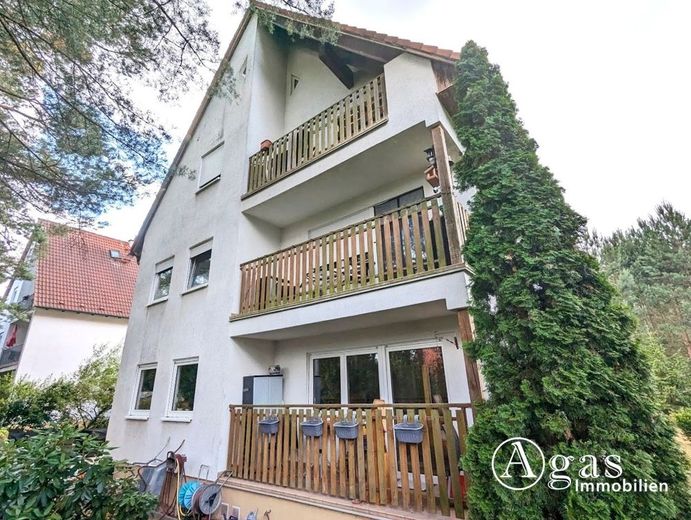 Schöne Dachgeschosswohnung in der Waldgemeinde Borkheide – Rückseite mit Balkonen