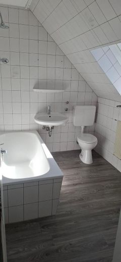 Großzügige 3-Zimmer-Wohnung mit Sommergarten & Balkon in Westerrade – Bad