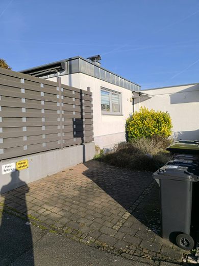 Hauseingang mit Stellplatz