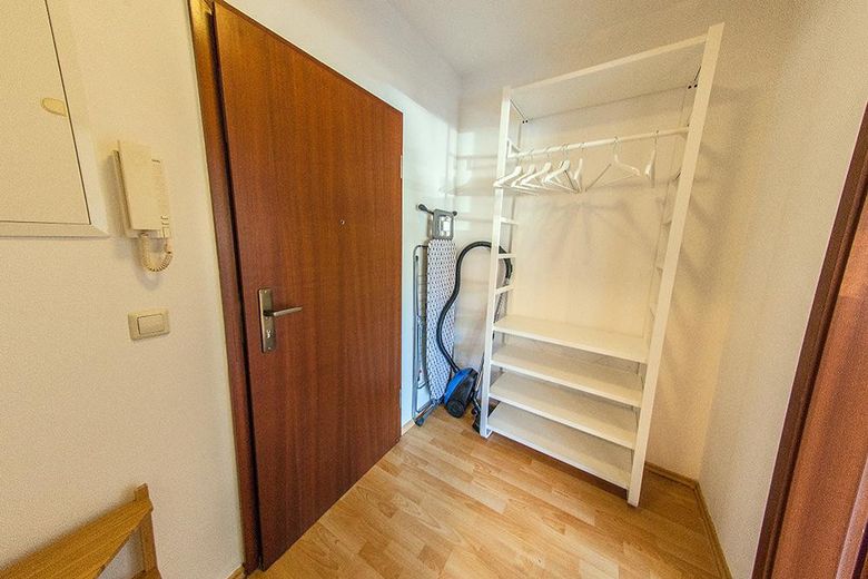Ruhig, hell, möbliert - Apartment mit Top-Anbindung zwischen Adlershof und Flughafen BER – Flur
