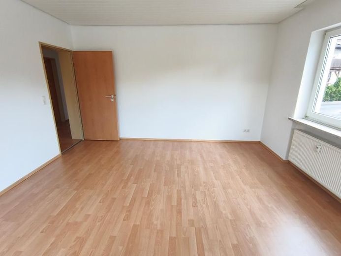 2 Zi. EG Wohnung mit Balkon – Wohn- /Eszimmer mit offener Küche Bild 4