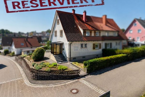 Casa unifamiliar o bifamiliar como vivienda pareada, con mucho espacio, gran parcela y dos posibles zonas residenciales en una ubicación residencial muy solicitada de Donaueschingen