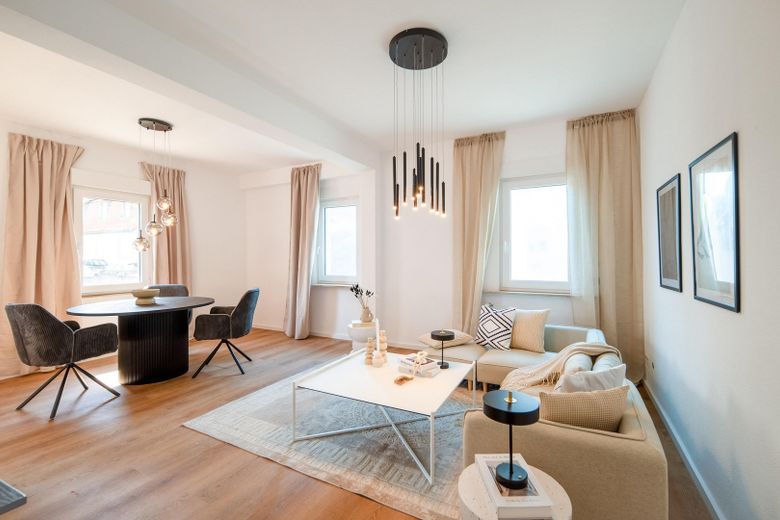 Casa unifamiliar sin comisión con jardín: renovada y lista para entrar a vivir – Wohnzimmer