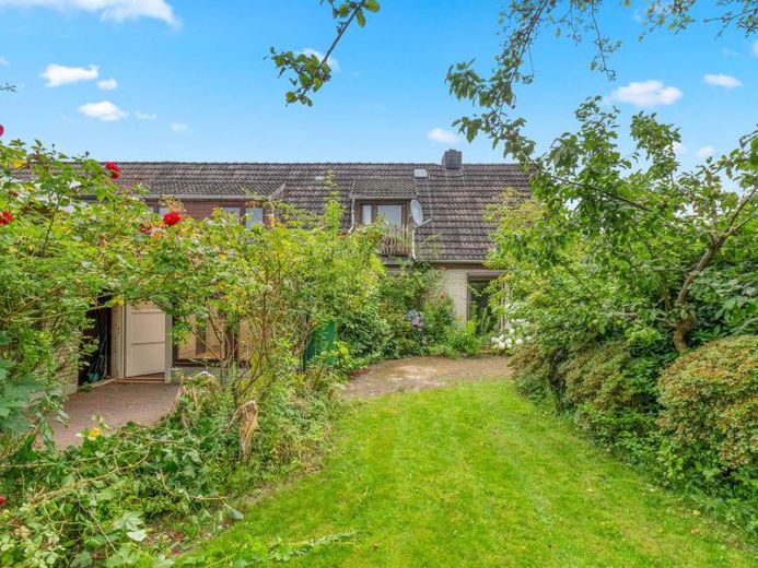 Renovatiebehoeftige twee-onder-een-kapwoning met een droomachtig perceel met tuin en garage – Foto 1