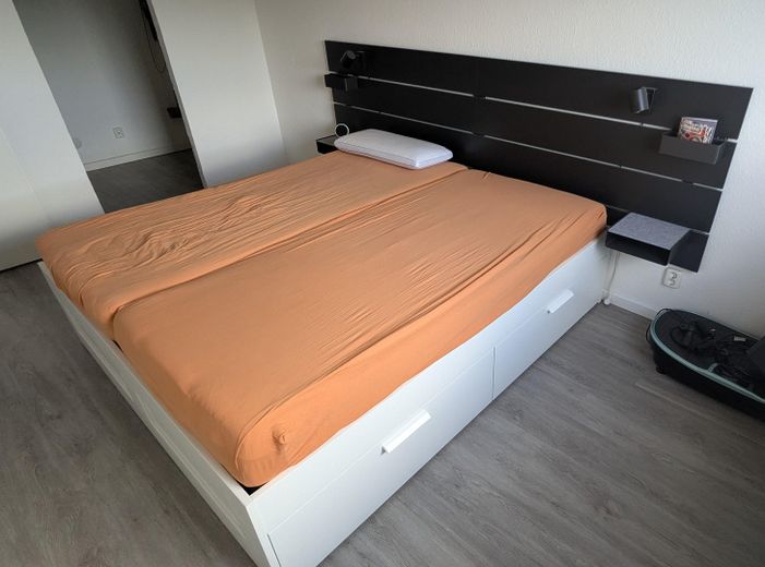 Ruhige 2 Zimmer mit schönen Ausblick ins Grüne – Schlafzimmer Bett