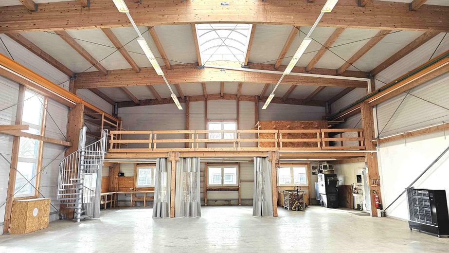 Commercial hall - available to lease in Neu-Ulm/Burlafingen - with hall crane, shelving, kitchen etc. – Innenansicht 3 