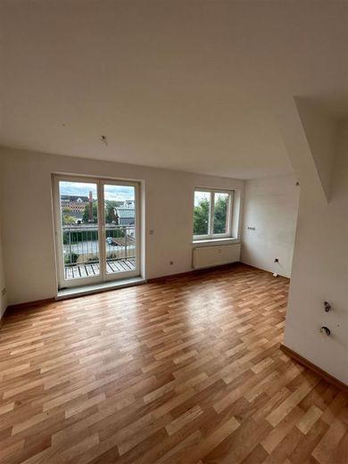 Großzügige DG 2-Zimmer mit Laminat, EBK, Balkon und Wannenbad! – photo-2023-10-05-16-18-29~03