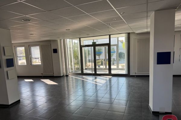 Centro de oficinas y producción bien cuidado en una ubicación privilegiada: 
3.423 m² (divisible a partir de 230 m²) con plazas de aparcamiento