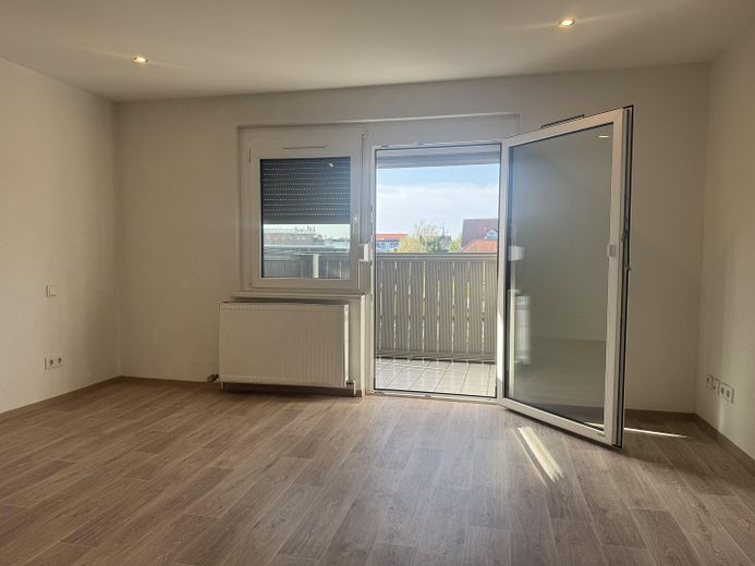 3-Zimmer-Wohnung mit neuer Einbauküche, Südbalkon & Stellplatz – Zimmer mit Balkon