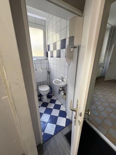 Effizient nutzbare Bürofläche / Atelier mit 80 m² (teilbar) in Krefeld – Gäste-WC