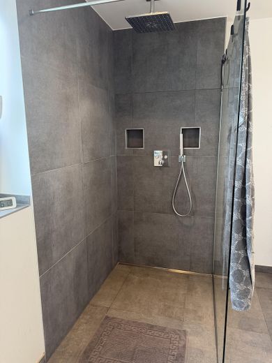 Apartamento de 3 habitaciones como nuevo (año de construcción 2021) con balcón de 15 m², aire acondicionado y plaza de garaje subterráneo – Bodengleiche Dusche