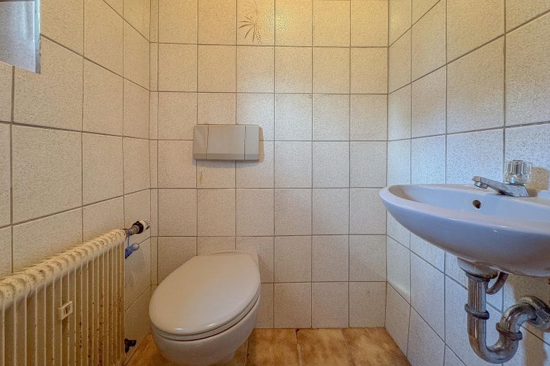 REIHENHAUS – DOPPELGARAGE – TERRASSE – GARTEN – RENOVIERUNGSBEDÜRFTIG – Gäste-WC - EG