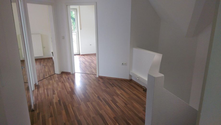 EFH / großer Hausteil mit EBK, Kamin, 2 Terrassen und traumhaftem Garten in direkter Seenähe 🌊 – Flur DG