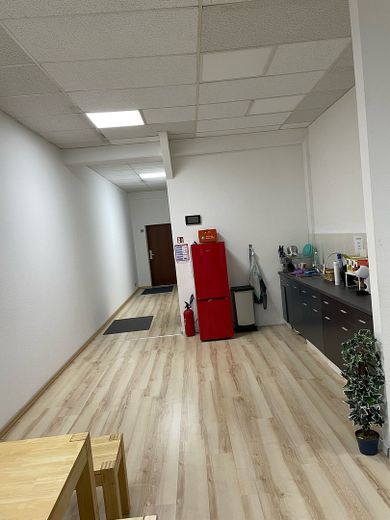günstiger Büroraum in Gemeinschaftsbüro im Industriegebiet Leonberg an der Autobahn – Teeküche