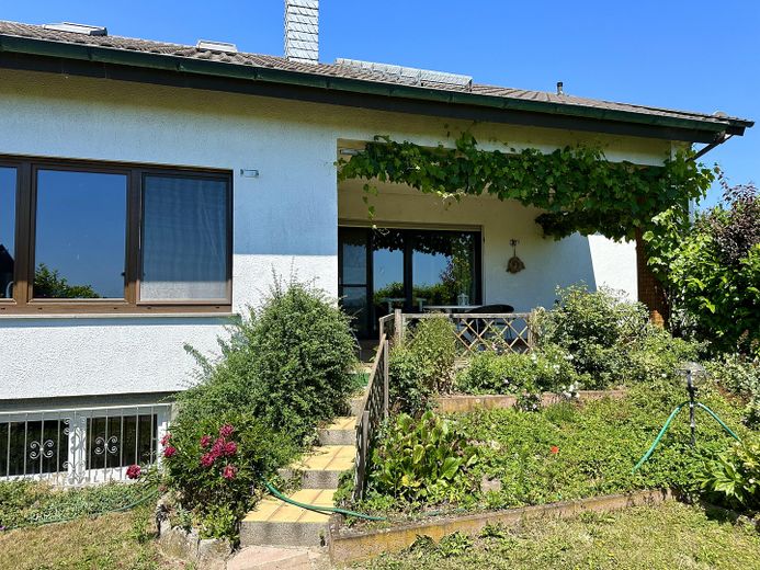 Haus + vordere Terasse EG