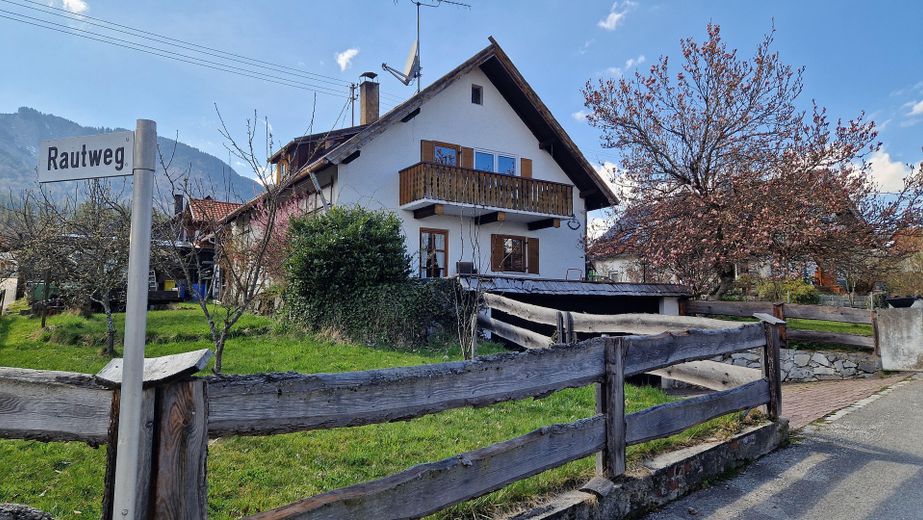 Attraktives Grundstück mit Altbestand und Bergblick – Sanierung oder Neubau möglich – Hausansicht