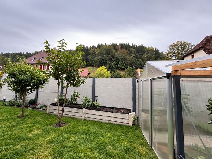 Modernes Zweifamilienhaus mit Einliegerwohnung in Elzach-Oberprechtal – Gewächshaus Hochbeet