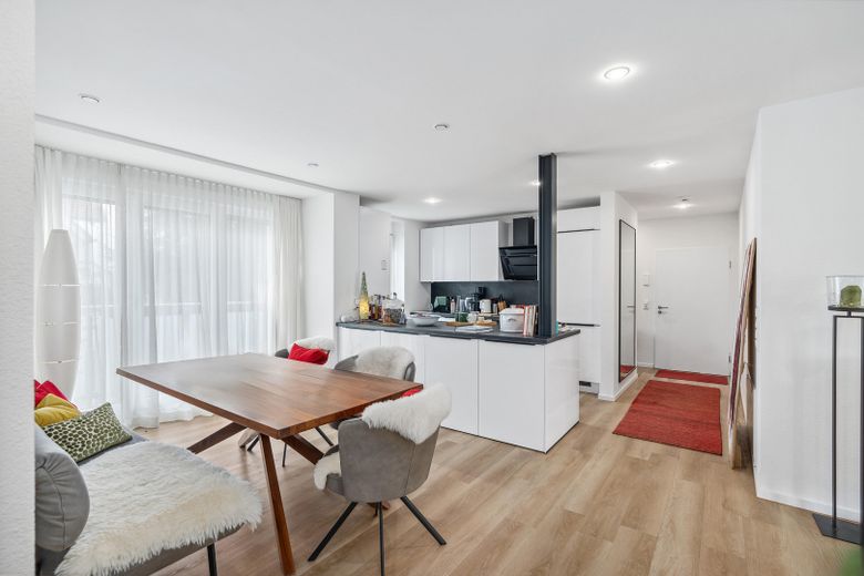 4-Zimmerwohnung in Traumlage mit Kachelofen, Balkon, Dachterrasse, Gästebad und Garage – Essbereich mit Küche