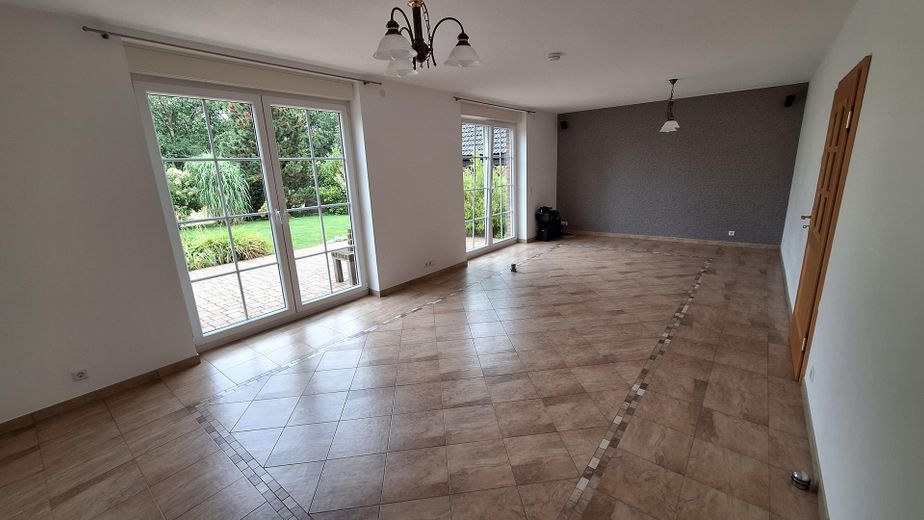 Massivhaus mit Doppelgarage, Fußbodenheizung, Wärmepumpe – Wohnzimmer