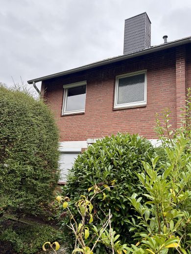 Casa a schiera di testa tranquilla e centrale a Norderstedt vicino ad Amburgo – Eingangsseite