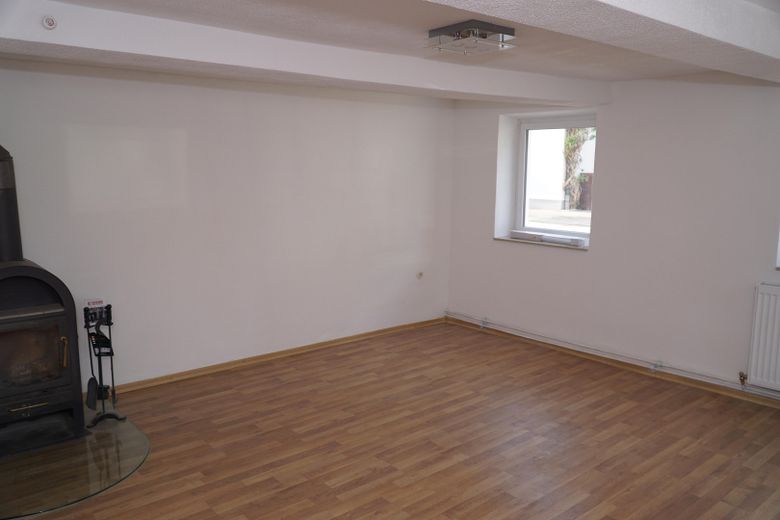 Vollständig renoviertes und modernisiertes 5-Zimmer-Einfamilienhaus in Eichendorf – Wohnzimmer EG