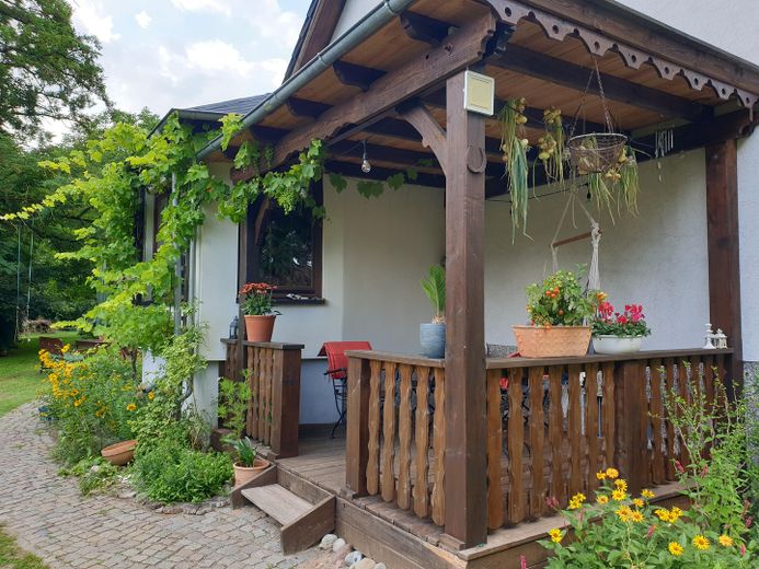 Charming country house with living basement, large garden, workshop, two verandas, hobby stable – Überdachte Veranda (Süd-Ost)