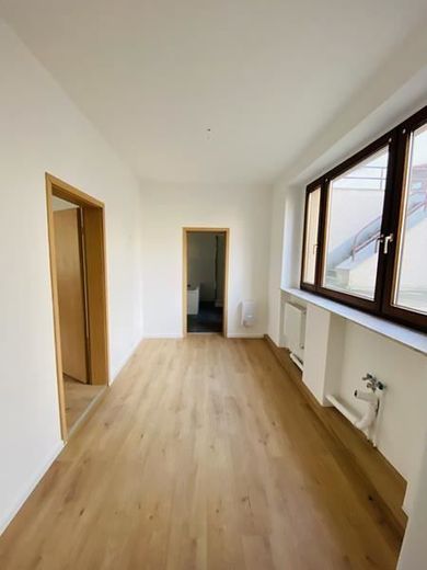 2-Zimmer mit Laminat, Wanne, Dusche und sep. WC und in zentraler Lage! – IMG_9968