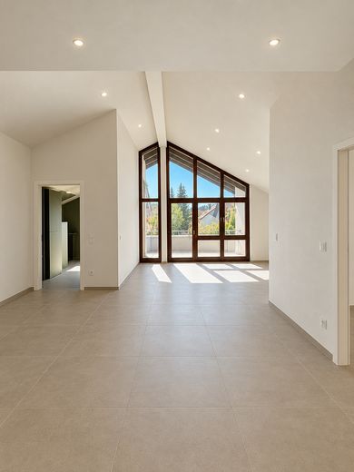 4-Zimmer-Traum mit Galeriefeeling, Fensterfront und Südbalkon – Wohn- Essbereich