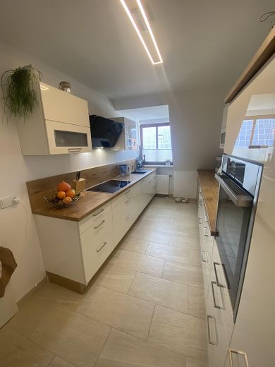 Exkl. 3-Zimmerwohnung 74+21qm EINMALIGER NUTZFLÄCHE - Einbauküche+begehb. Kleiderschr. auf 2 Ebenen – Küche
